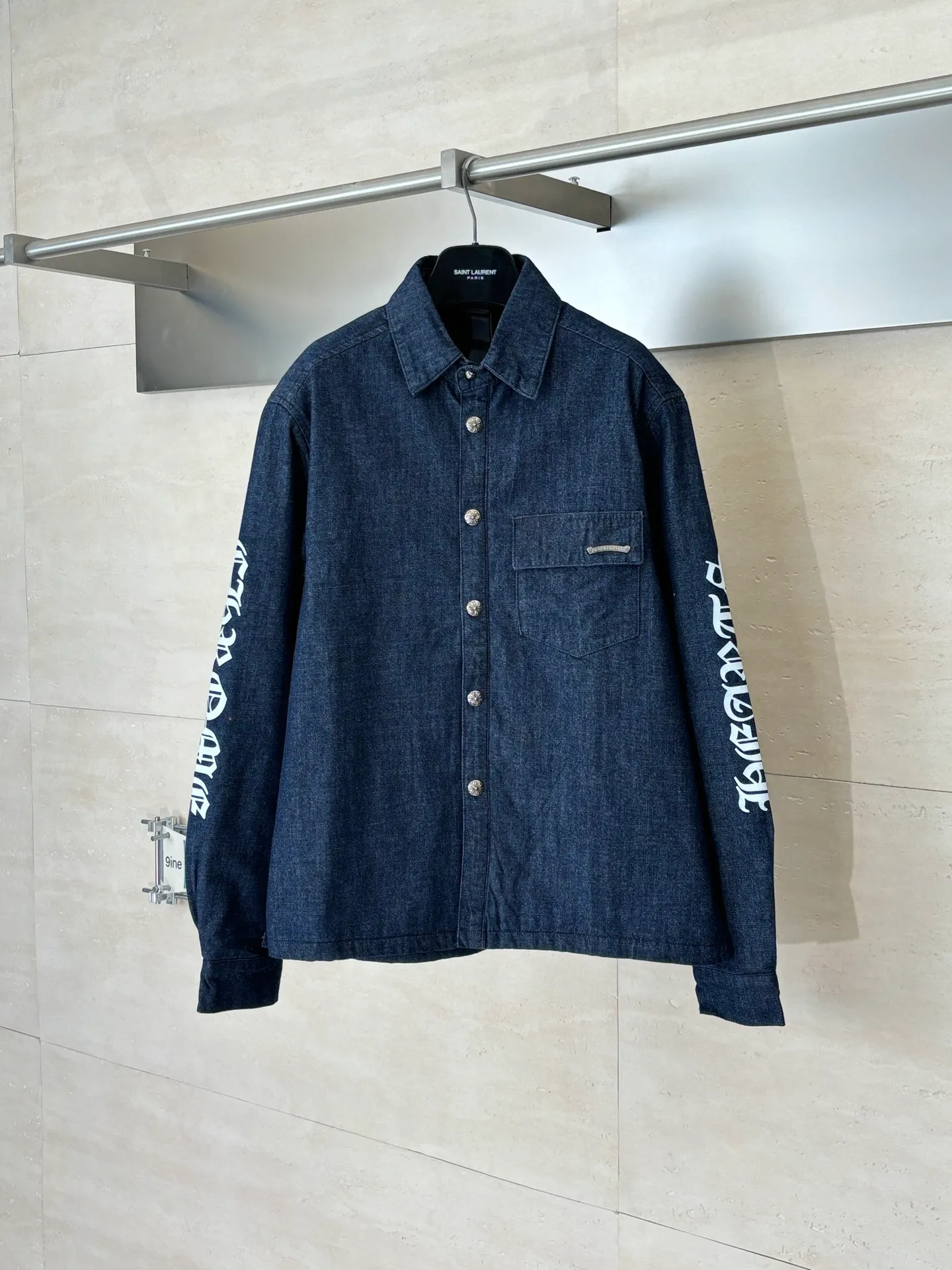 P650 Chrome Hearts*/Chrome Hearts 26 new denim shirts and cotton clothes. The original domestic spot purchase is 3.4W. The development cost is extremely high. The fabric is made of high-density pure cotton twill denim imported from Italy. It is washed and tested N times according to the original color. The jacquard lining requires a minimum order of 1,000 meters. The loss is huge. The quilting is made of Xinjiang cotton. It is thick and warm. The printing is based on the original version. It is printed with hand glue. The auxiliary material collar label is made of imported lambskin. Size: S/M/L